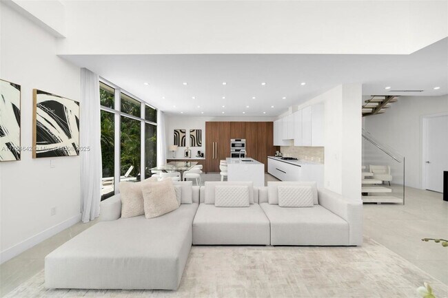 Building Photo - 1201 W 47th St