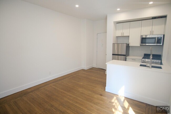 Building Photo - 45 Tiemann Pl