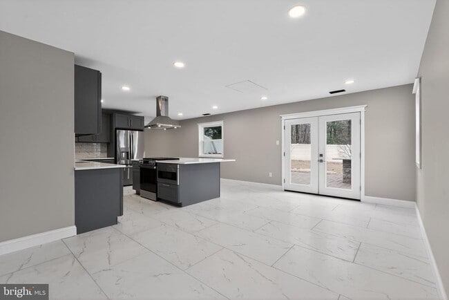 Building Photo - 109 Oak Ave