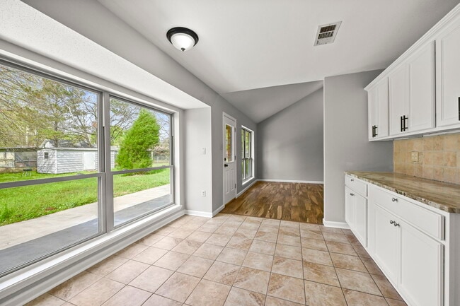 Building Photo - 9852 Hawthorne Dr