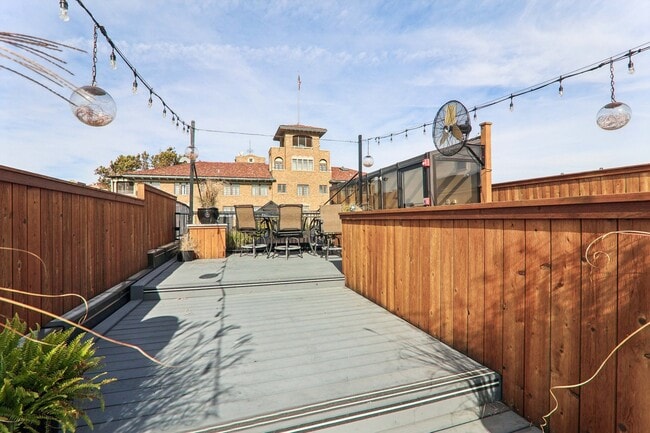 Building Photo - 107 W Main St