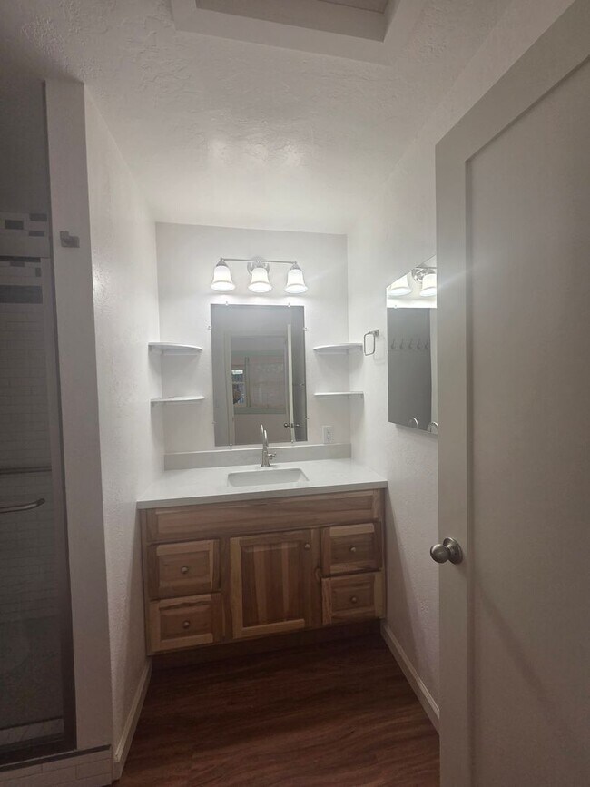 Building Photo - West Side Petaluma Garden Gem - 1 bed 1 bath