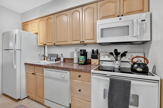 Building Photo - 414 Seasage Dr