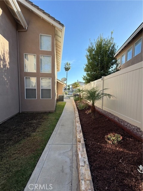 Building Photo - 17 Pastora