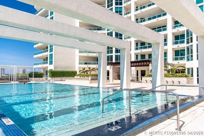 Building Photo - 101 S Fort Lauderdale Beach Blvd
