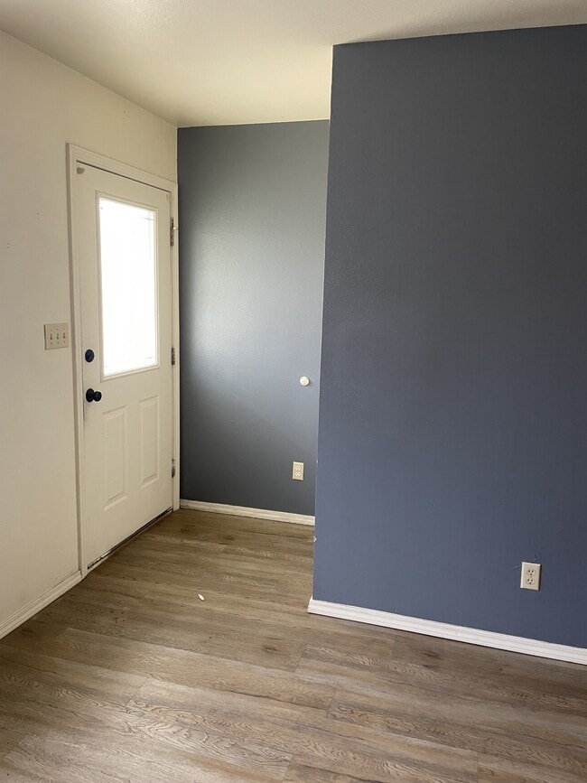 Building Photo - 904 W Oklahoma Ave