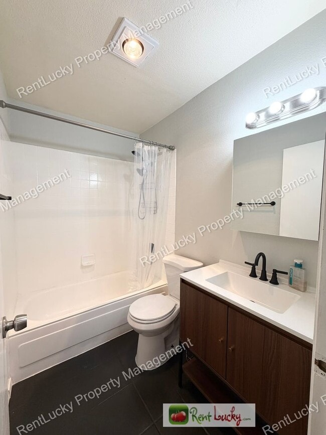 Building Photo - 2 Bed, 1 Bath in Federal Way Available NOW! Utilities Included and Extra Storage~