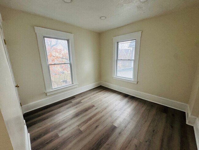 Building Photo - Charming 4-Bedroom Property in Prime Location