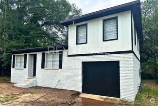 Building Photo - COMING SOON: Newly Renovated 3 Bed, 1.5 Ba...