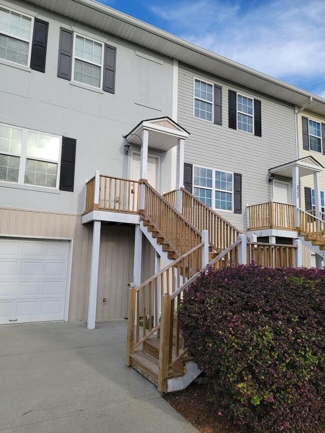 Building Photo - 323 Laurel Oak Ln