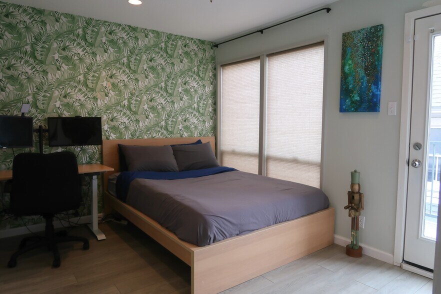 Building Photo - 1106 W 6th St