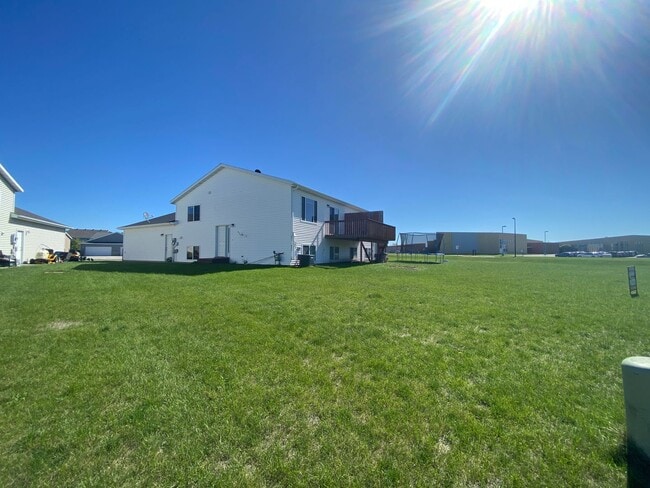Building Photo - Spacious South Moorhead Twinhome with Double Garage & Prime Location!