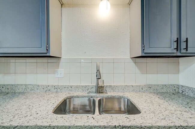 Building Photo - 3 bedroom 2.5 bath - NW Highway and Rockwell
