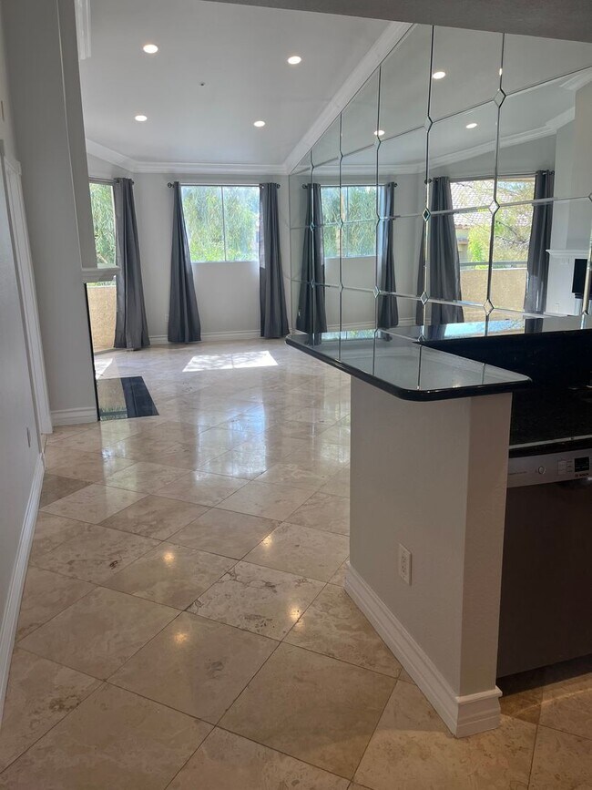 Building Photo - Amazing upgraded penthouse level unfurnish...