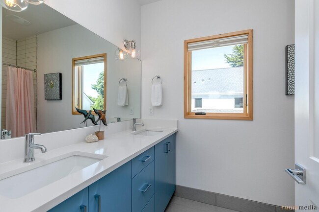 Building Photo - 2038 NE Morgan St. A