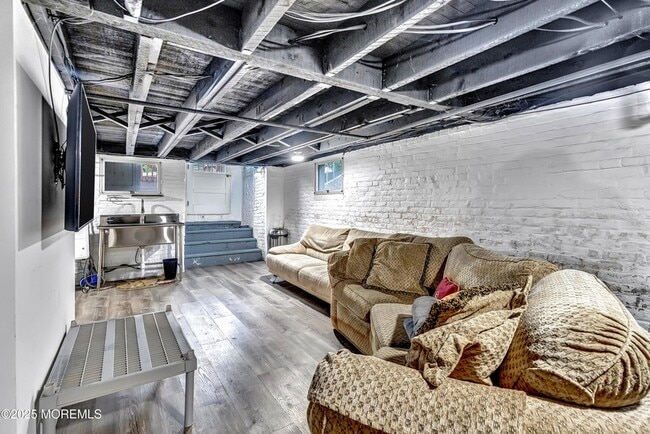 Building Photo - E370 E Main St