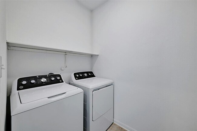 Building Photo - 6411 Velvet Leaf Ln