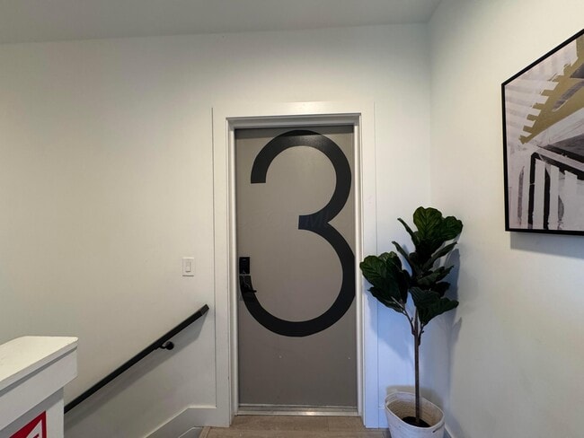 Building Photo - 973 E Broad St