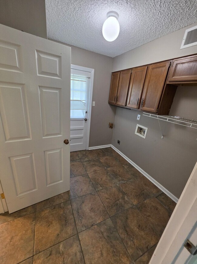 Building Photo - 4580 Shadowlawn Rd