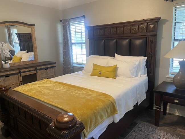 Master's bed room - 5606 Hollyhock Ln