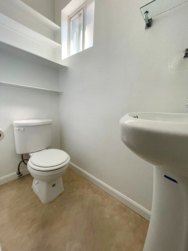 Building Photo - Quiet and Cozy Two Bed in SW Portland 5 plex~ Open Floor Plan~ Great Shared Outdoor Space~ Off St...