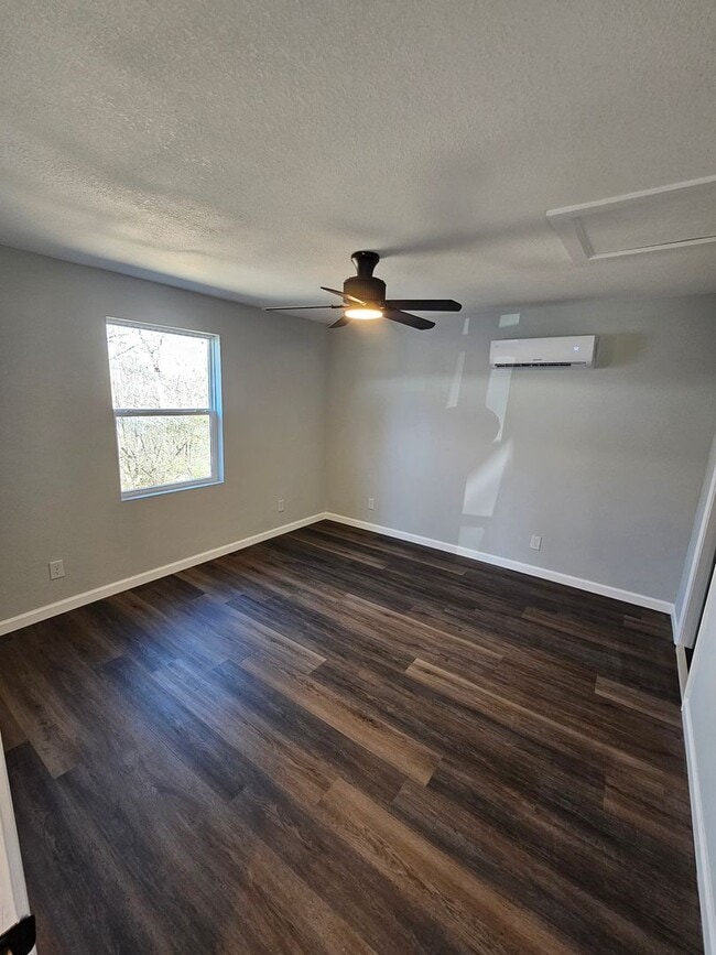 Building Photo - 2 Bedroom 2 bath home in Strawberry Plains/Knoxville with large garage, available Now!