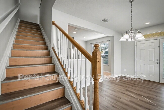 Building Photo - 6986 Roundleaf Dr