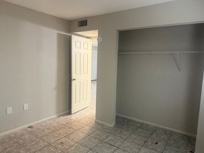 Building Photo - 925 33rd Ave W