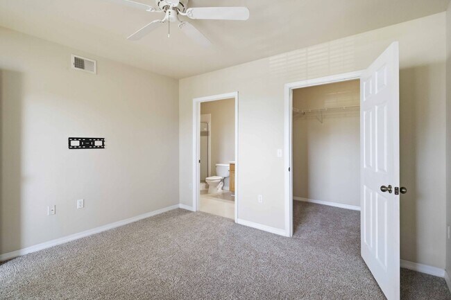Building Photo - Spacious 2/2 unit available now for annual lease