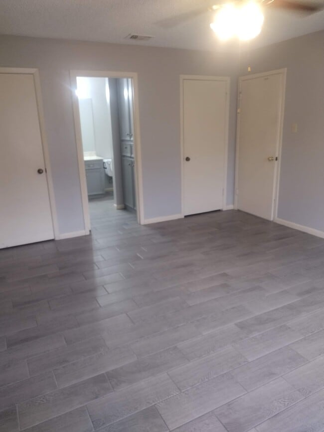 Building Photo - 529 Broad St