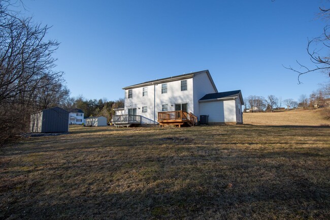 Building Photo - 2 Bedroom/1.5 Bath Duplex in Martinsburg