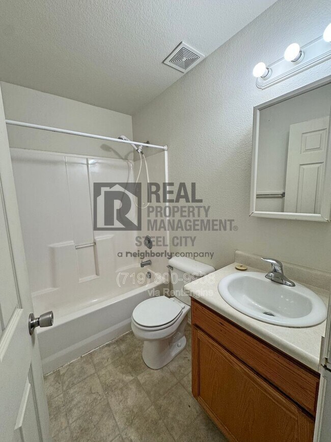 Building Photo - 1719 Oakshire Ln