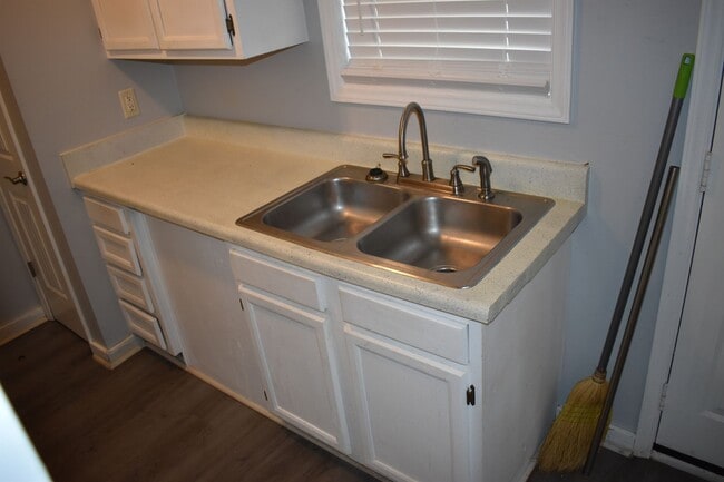 Building Photo - Home Available for Rent