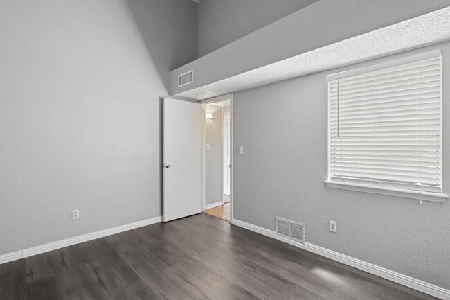 Building Photo - 10901 Highwood Way