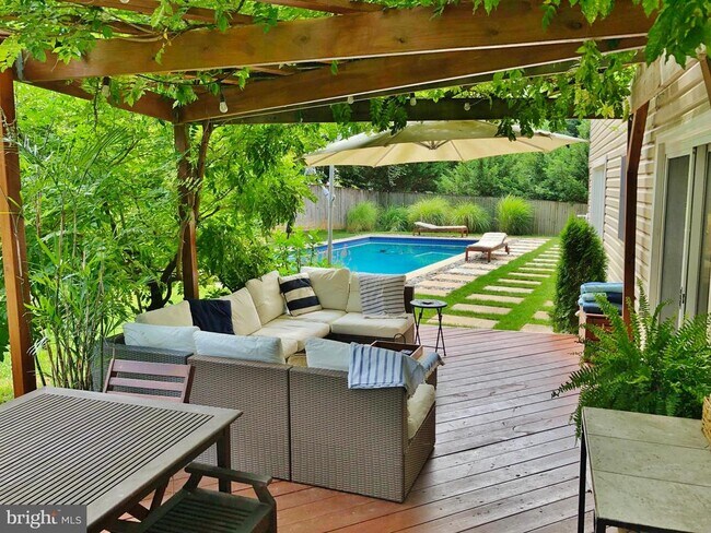 Building Photo - 10309 Bells Mill Terrace