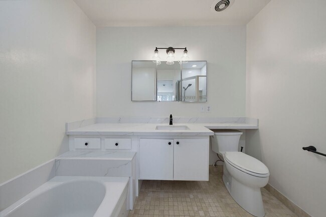 Building Photo - Charming 2-Bedroom Townhouse for Rent in Huntington Beach!