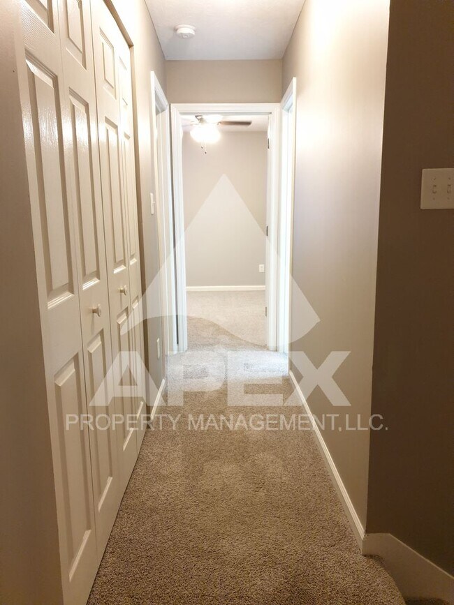 Building Photo - Beautiful 3 Bd 2.5 Ba Single Family Home in West Knoxville!!