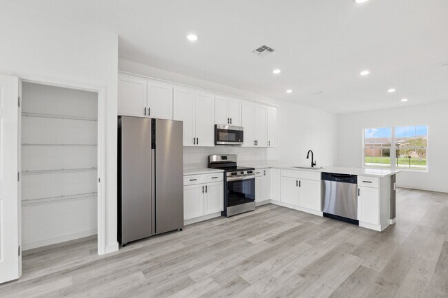 Building Photo - Stylish & Spacious 3 Bedroom Home in Prime Location!