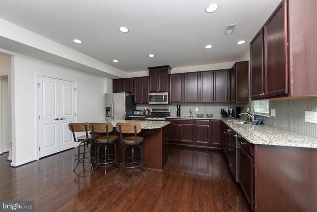 Building Photo - 28 Regency Ct