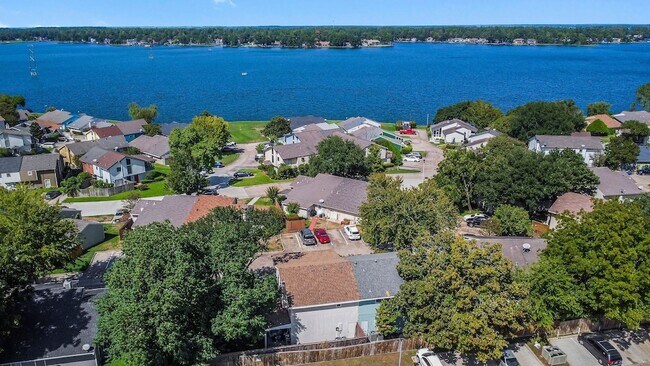 Building Photo - 49 April Point Dr N