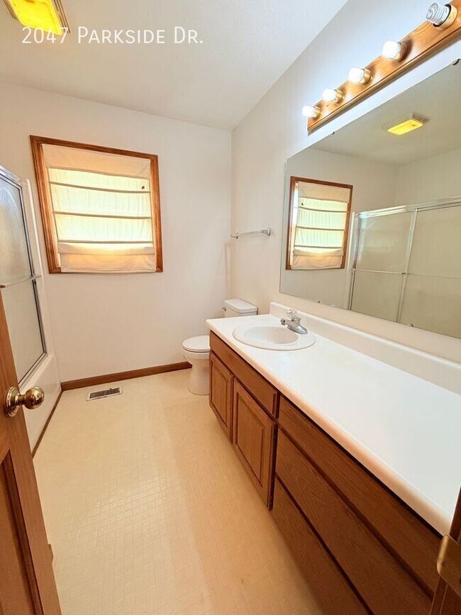 Building Photo - 2047 Parkside Dr