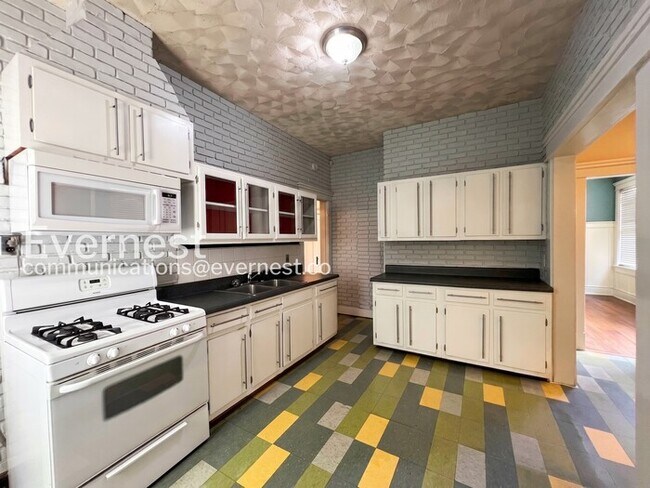 Building Photo - 2 Bed/1 Bath Home with Fenced Yard / Available Now!