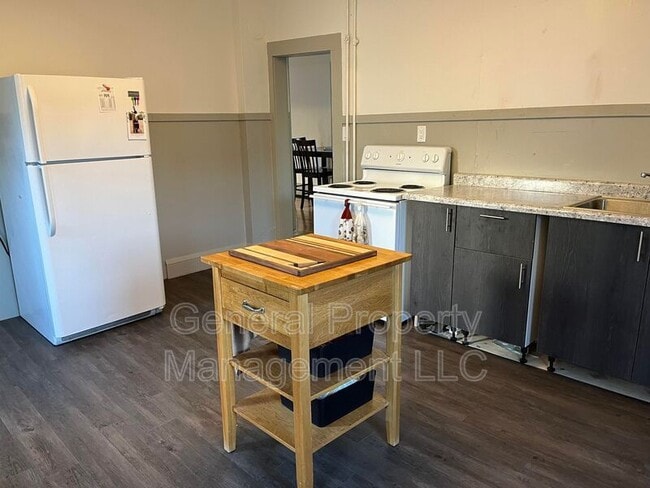 Building Photo - 4 bed 1.5 Bath near UWEC! Available June 1st