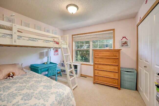 Building Photo - Spacious 4-Bedroom, 4 Bathroom Plymouth Townhouse with Cozy Fireplace - 2510 Sq Ft of Comfort!