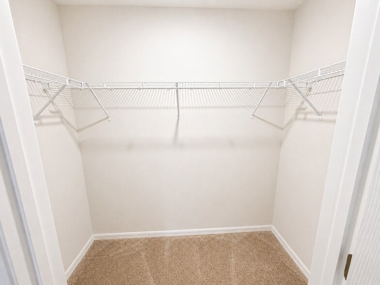 Building Photo - 1305 Current Pl