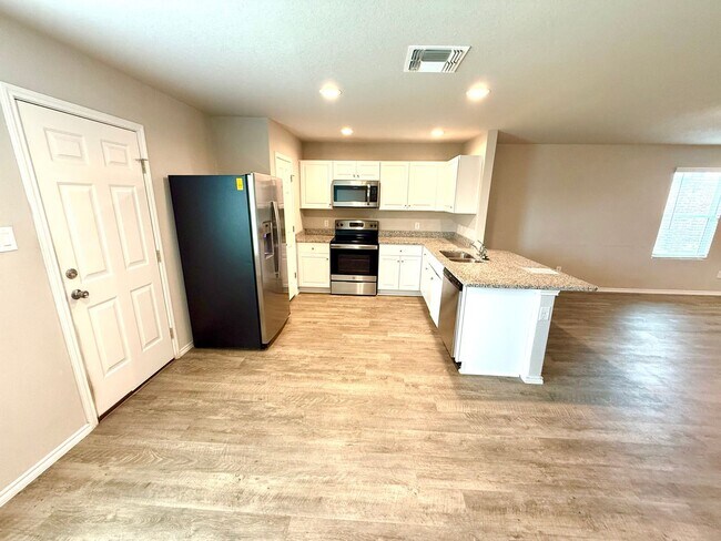 Building Photo - AVAILABLE NOW! 3 Bedroom / 2 Bath Home Nea...