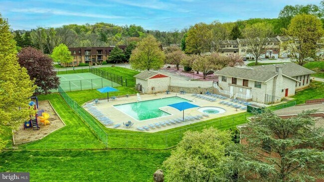 Building Photo - 3017 Valley Dr