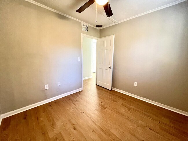Building Photo - Renovated 2 Bedroom Jacksonville Heights D...