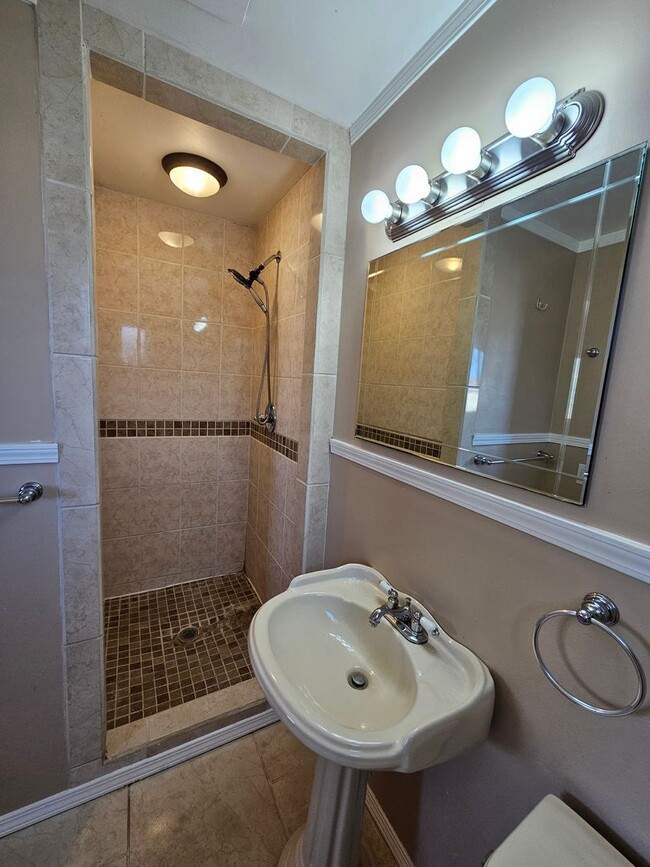 Building Photo - 3 Bedroom / 2 Bath Home with Refrigerated Air & 1-Car Garage 6 Month Lease!