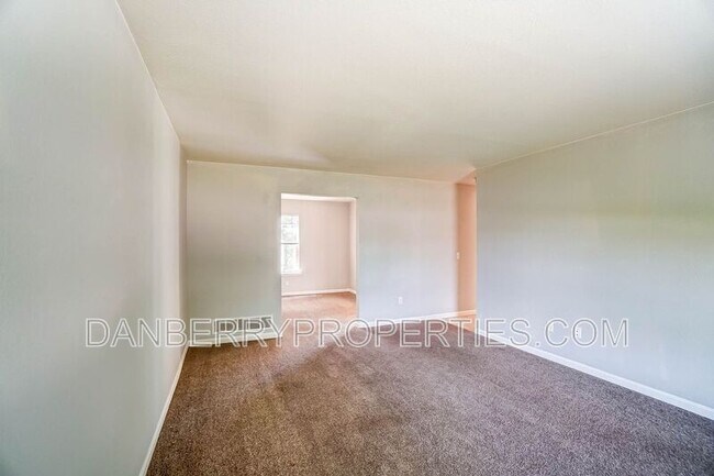 Building Photo - 3739 Willow Run Dr